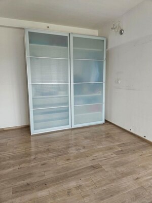 Room in 3 BHK Apartment at Bandra Kurla Complex – for Rent