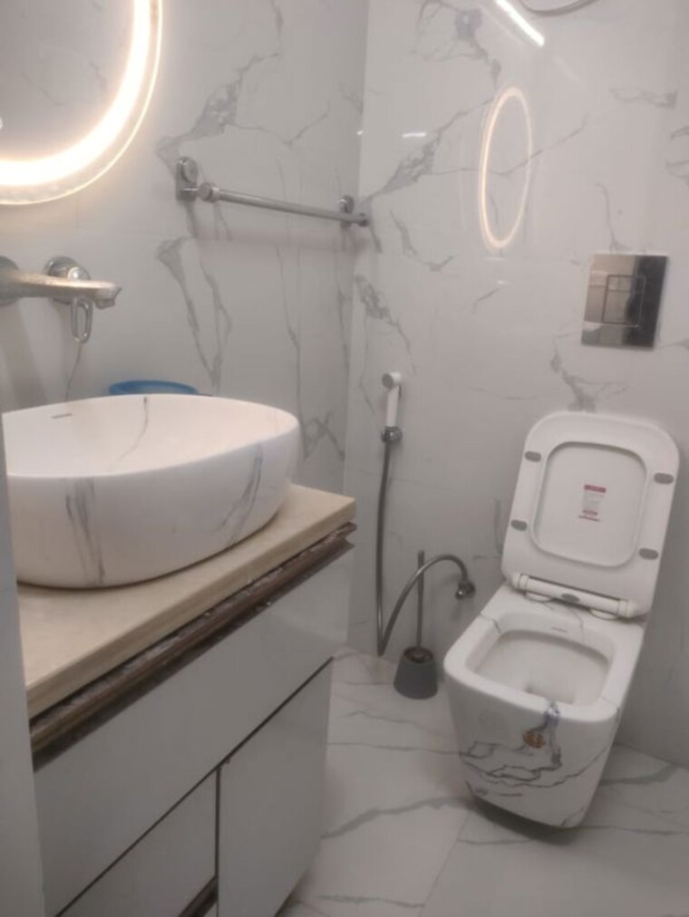 Bathroom, vasant kunj 3 Bedroom 1800 Sq.Ft. Apartment In Vasant Kunj Delhi 10458471