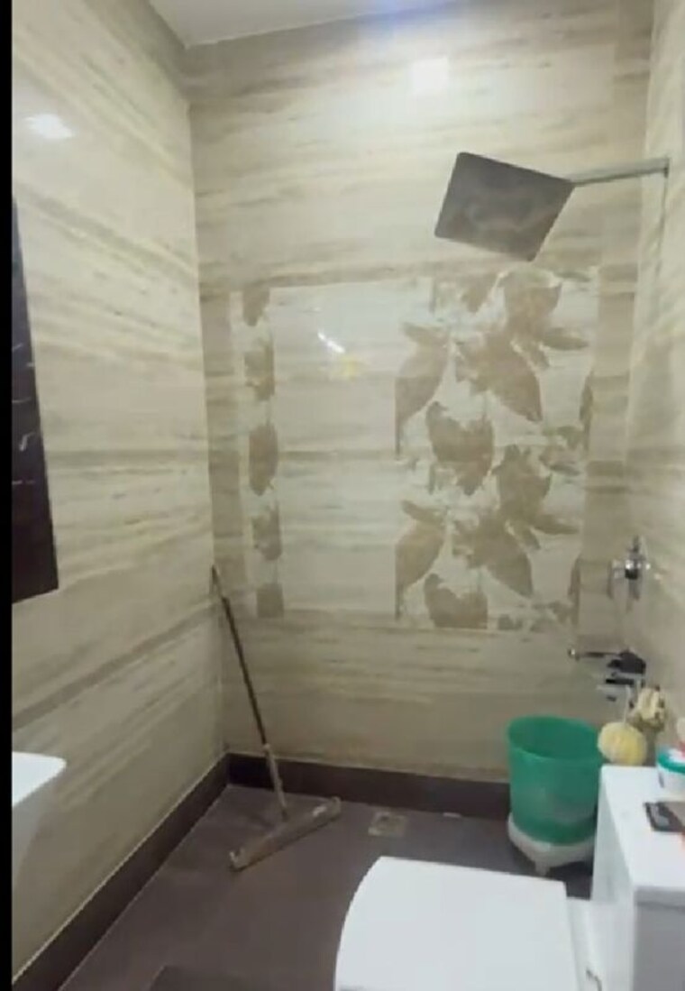 Bathroom, mansarover garden 3 Bedroom 200 Sq.Yd. Builder Floor In Mansarover Garden Delhi 10458482