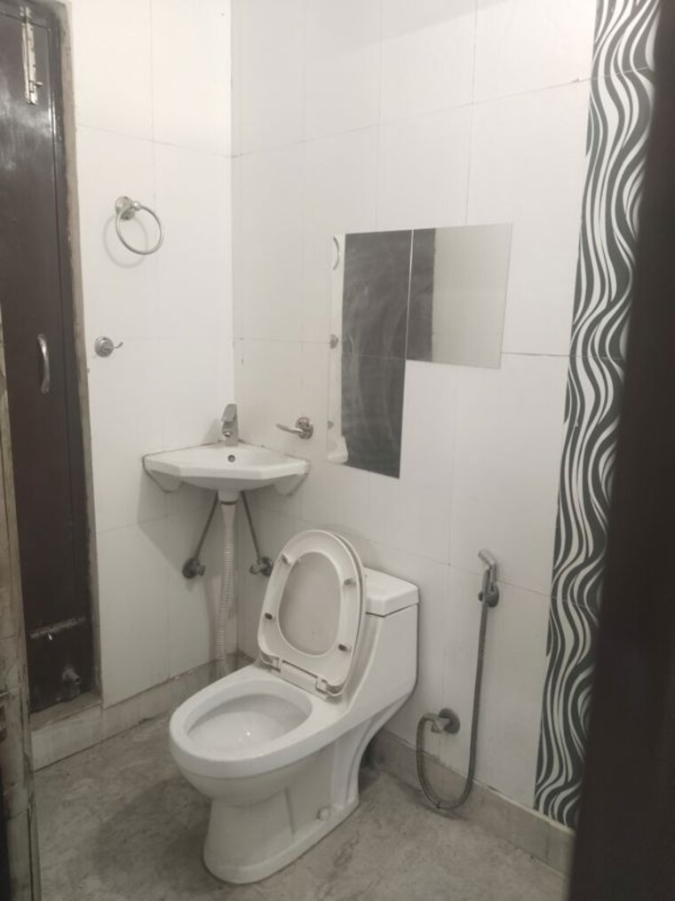 Bathroom, chittaranjan park 2.5 Bedroom 1400 Sq.Ft. Builder Floor In Chittaranjan Park Delhi 10458594