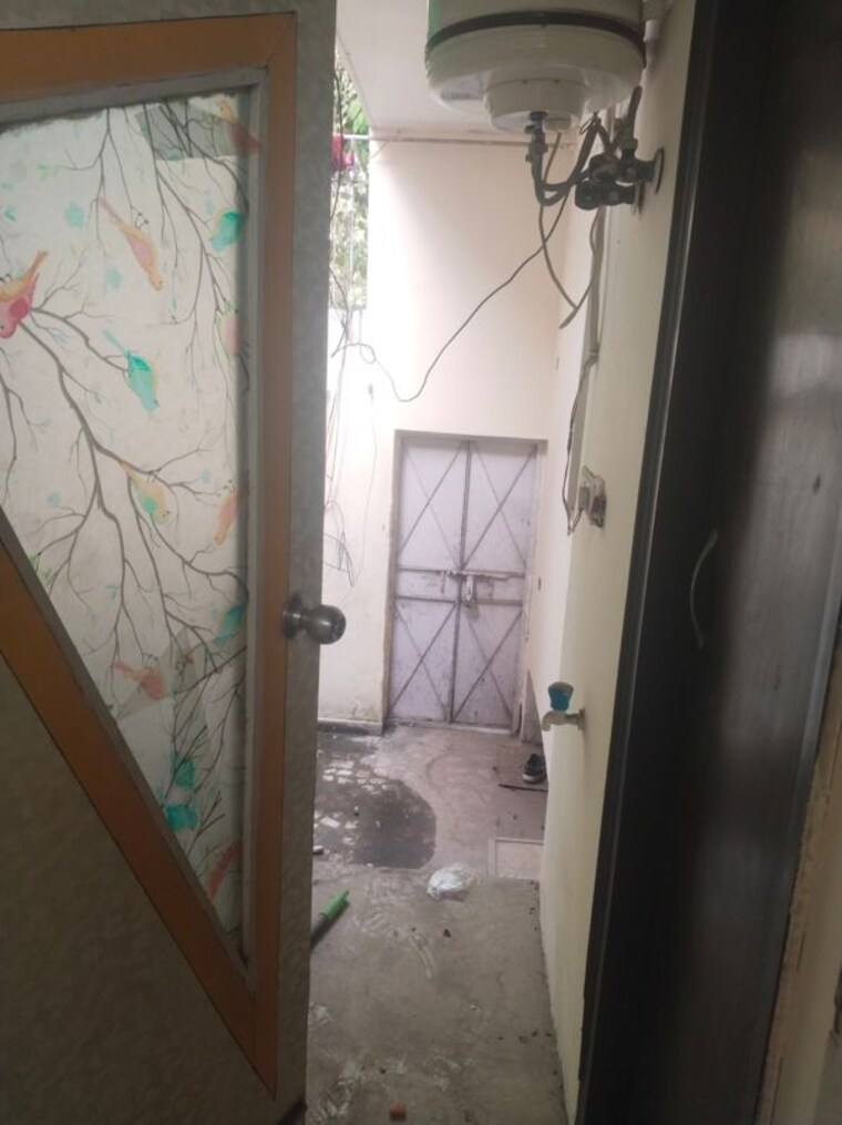 Bathroom, chittaranjan park 2.5 Bedroom 1400 Sq.Ft. Builder Floor In Chittaranjan Park Delhi 10458594