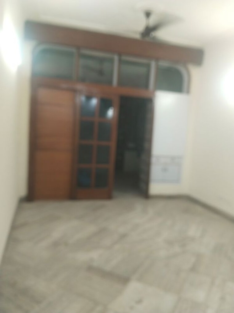 Room, chittaranjan park 2.5 Bedroom 1400 Sq.Ft. Builder Floor In Chittaranjan Park Delhi 10458594
