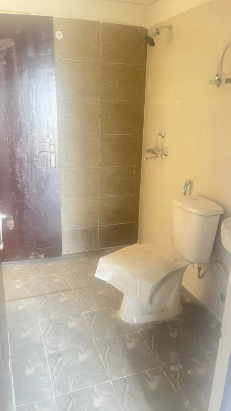 Bathroom, amrapali-centurian-park 3 Bedroom 1400 Sq.Ft. Apartment In Tech Zone 4 Greater Noida Greater Noida 10458591