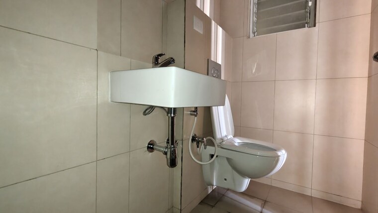 Bathroom, godrej-emerald 3 Bedroom 927 Sq.Ft. Apartment In Ghodbunder Road Thane 10458605