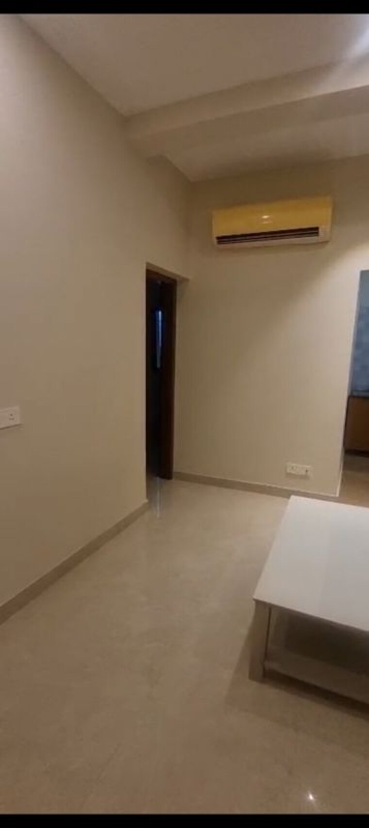 Room, dlf-gateway-tower 1 RK 200 Sq.Yd. Apartment In Dlf Phase ii Gurgaon 10458636