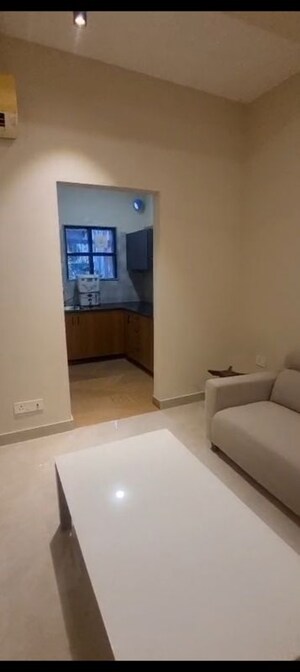 Room in 1 RK Apartment at DLF Gateway Tower, Dlf Phase ii – for Rent