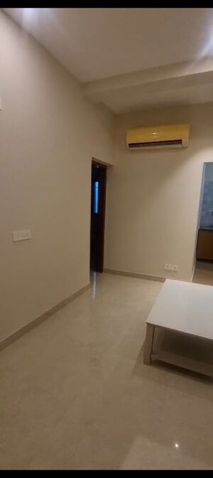Room in 1 RK Apartment at DLF Gateway Tower, Dlf Phase ii – for Rent