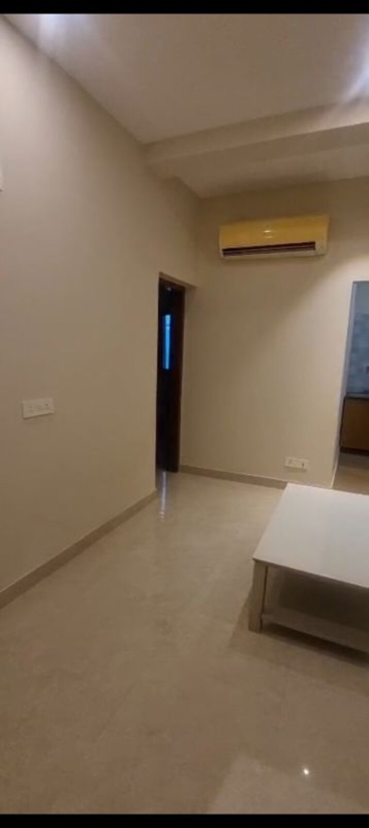 Room, dlf-gateway-tower 1 RK 200 Sq.Yd. Apartment In Dlf Phase ii Gurgaon 10458636