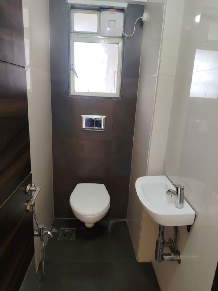 Bathroom, kurla west 1 Bedroom 455 Sq.Ft. Apartment In Kurla West Mumbai 10458709