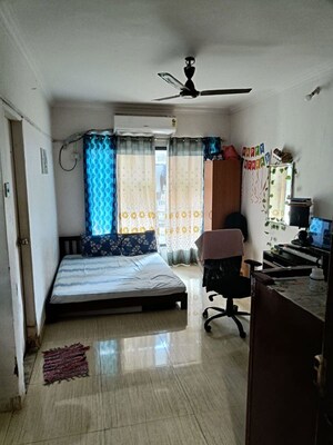 Room in 1 RK Apartment at Summit Apartment, Goregaon East – for Sale