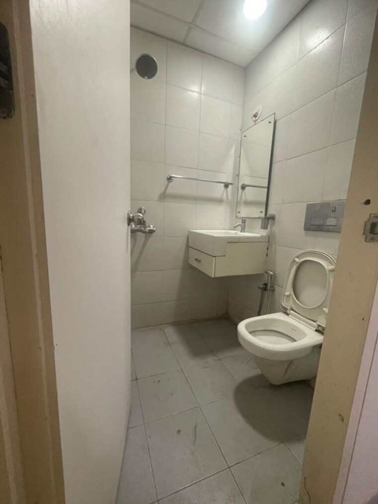 Bathroom, lodha-world-crest 3 Bedroom 2015 Sq.Ft. Apartment In Worli Mumbai 10458878