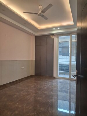 Room in 3.5 BHK Builder Floor at Uppal Southend, Sector 49 – for Rent