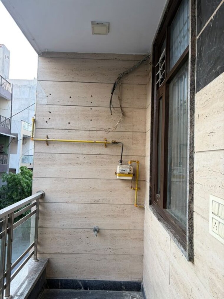 Balcony, paschim vihar 2 Bedroom 100 Sq.Yd. Builder Floor In Paschim Vihar Delhi 10458887