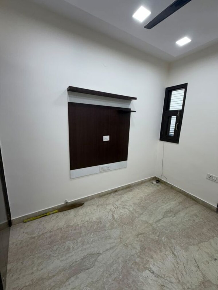 Room, paschim vihar 2 Bedroom 100 Sq.Yd. Builder Floor In Paschim Vihar Delhi 10458887
