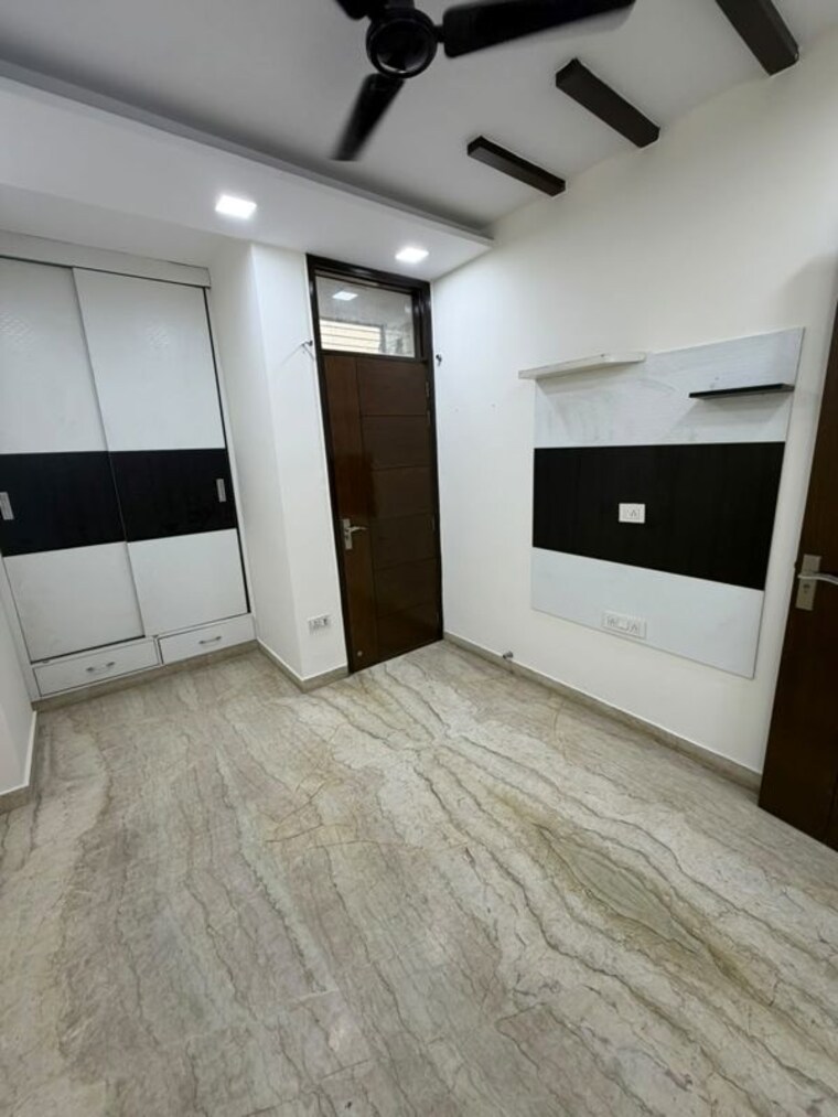 Room, paschim vihar 2 Bedroom 100 Sq.Yd. Builder Floor In Paschim Vihar Delhi 10458887