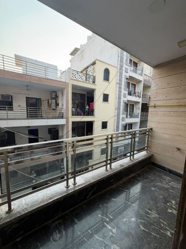Balcony, paschim vihar 2 Bedroom 100 Sq.Yd. Builder Floor In Paschim Vihar Delhi 10458887
