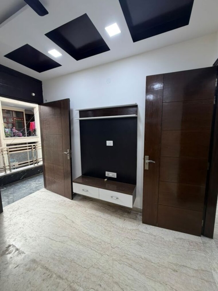 Room, paschim vihar 2 Bedroom 100 Sq.Yd. Builder Floor In Paschim Vihar Delhi 10458887