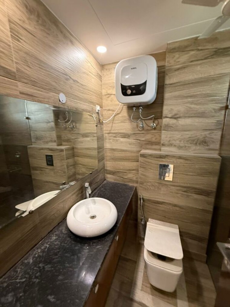Bathroom, paschim vihar 3 Bedroom 200 Sq.Yd. Independent House In Paschim Vihar Delhi 10458896