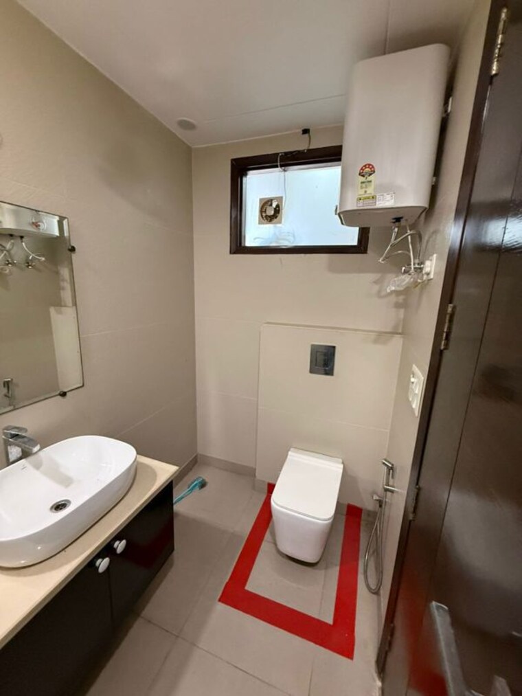 Bathroom, paschim vihar 3 Bedroom 200 Sq.Yd. Independent House In Paschim Vihar Delhi 10458896