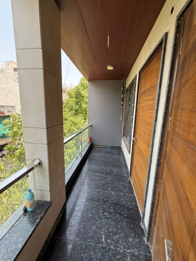 Balcony, paschim vihar 3 Bedroom 200 Sq.Yd. Independent House In Paschim Vihar Delhi 10458896