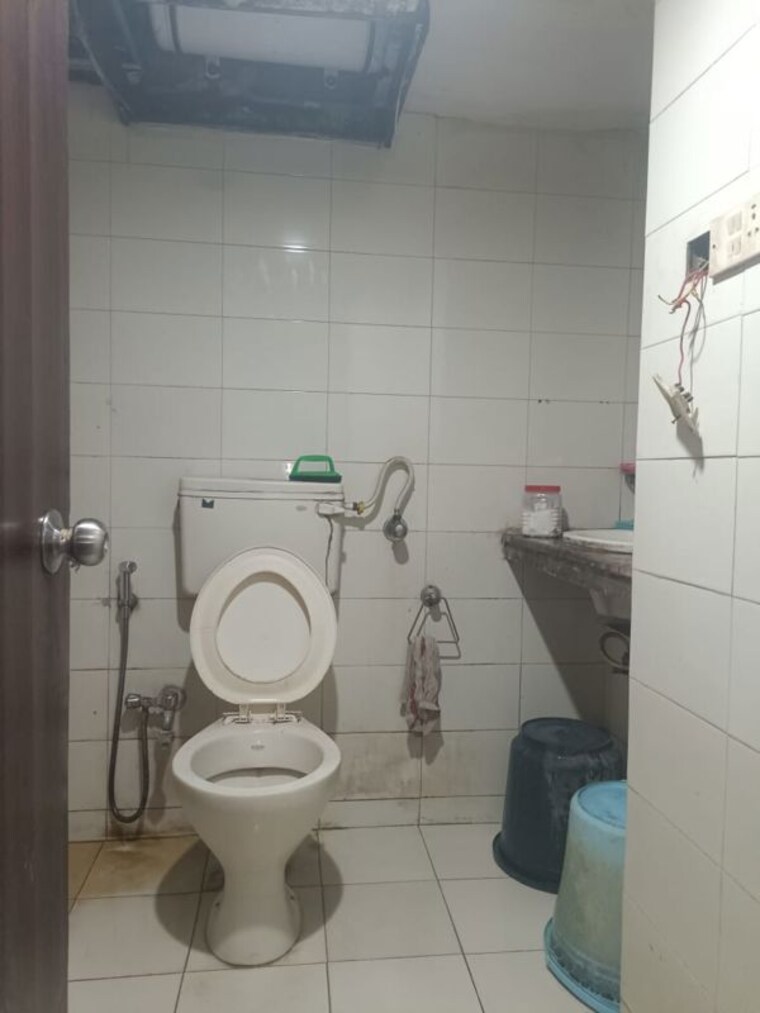 Bathroom, summit-apartment 1 Bedroom 540 Sq.Ft. Apartment In Goregaon East Mumbai 10458895
