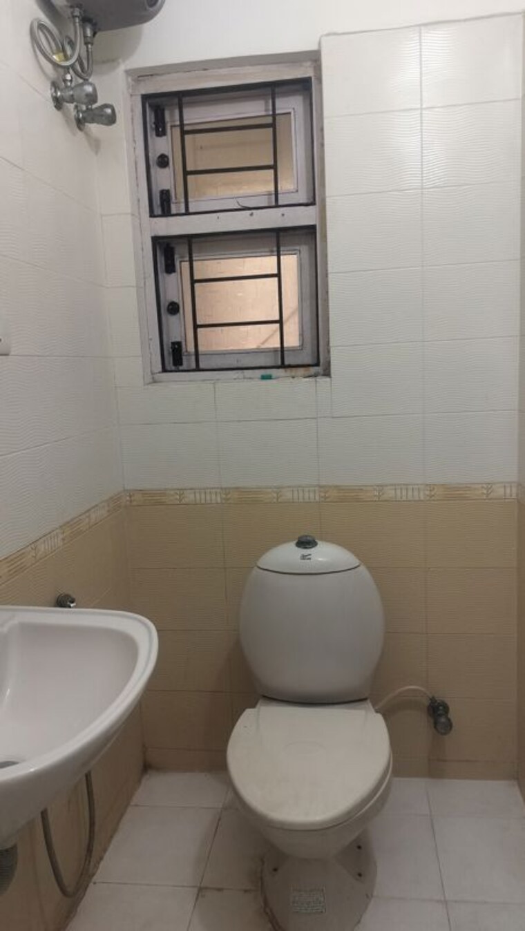 Bathroom, banjara hills 3 Bedroom 1900 Sq.Ft. Apartment In Banjara Hills Hyderabad 10459072