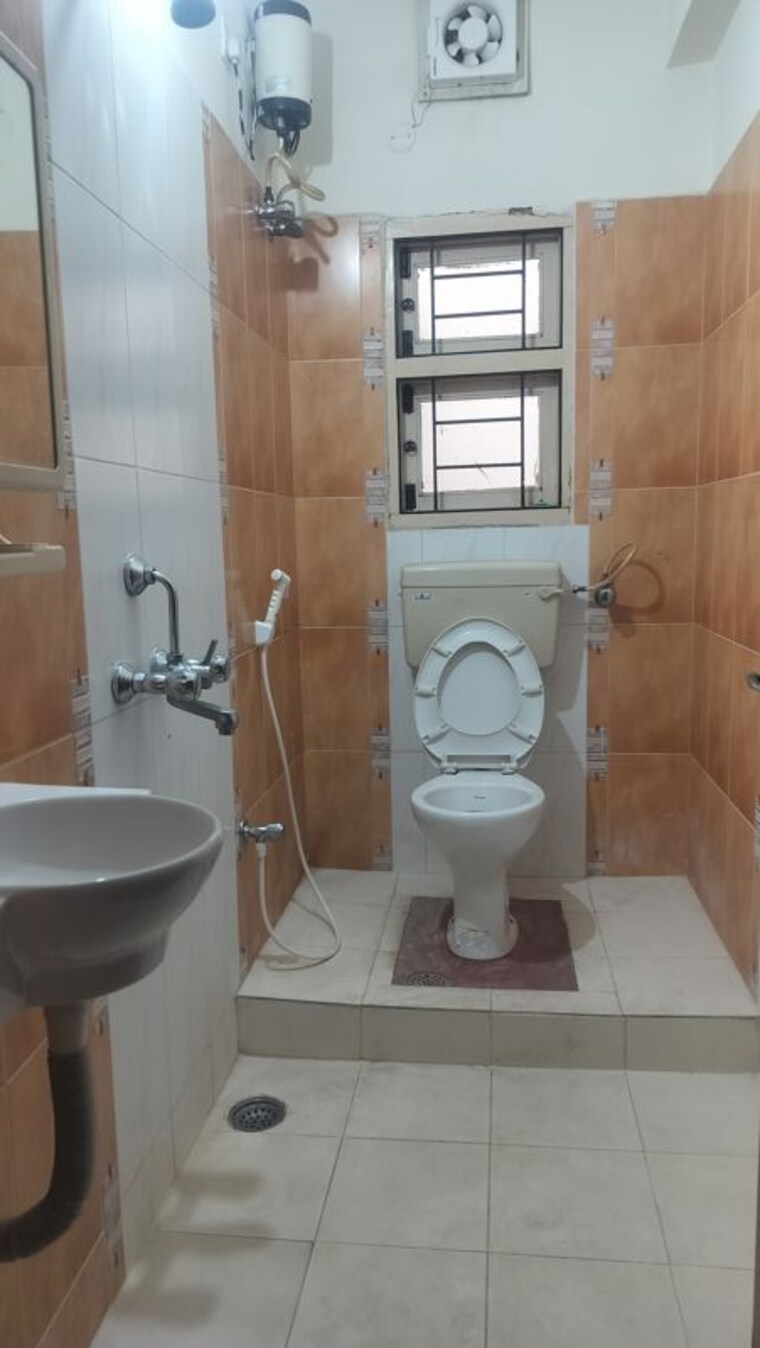 Bathroom, banjara hills 3 Bedroom 1900 Sq.Ft. Apartment In Banjara Hills Hyderabad 10459072