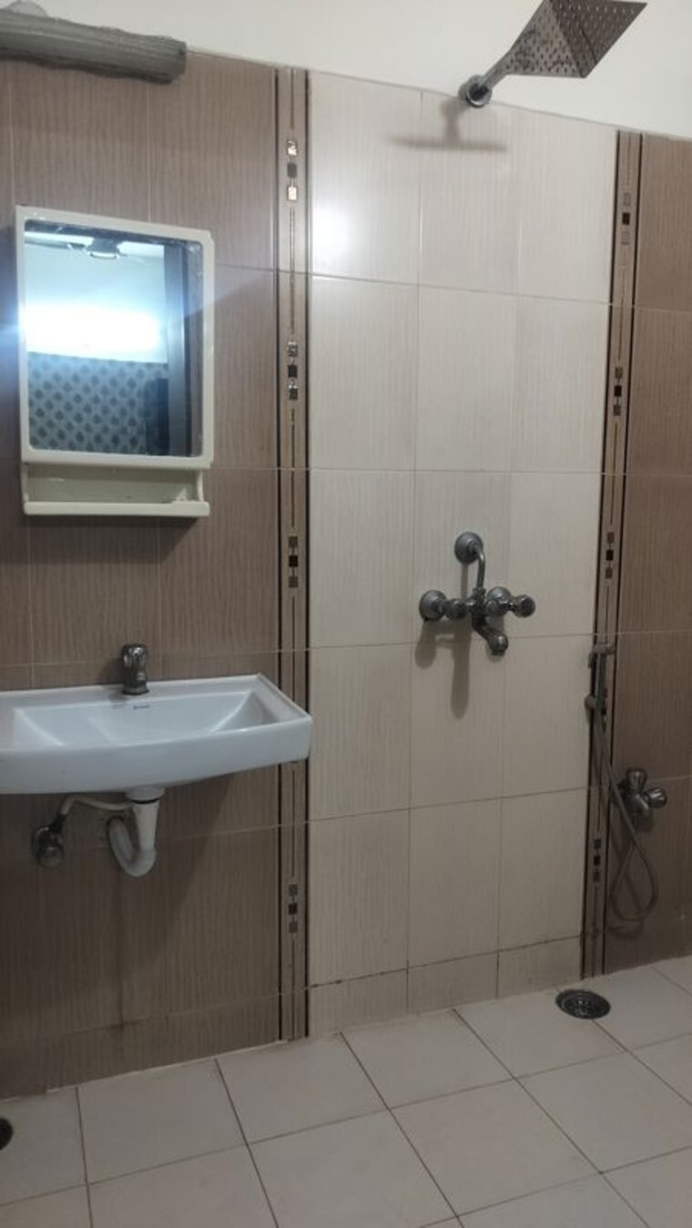 Bathroom, banjara hills 3 Bedroom 1900 Sq.Ft. Apartment In Banjara Hills Hyderabad 10459072