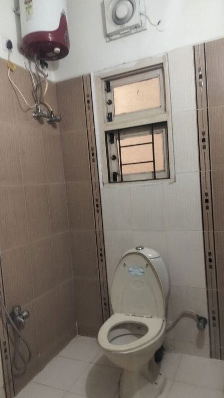 Bathroom, banjara hills 3 Bedroom 1900 Sq.Ft. Apartment In Banjara Hills Hyderabad 10459072