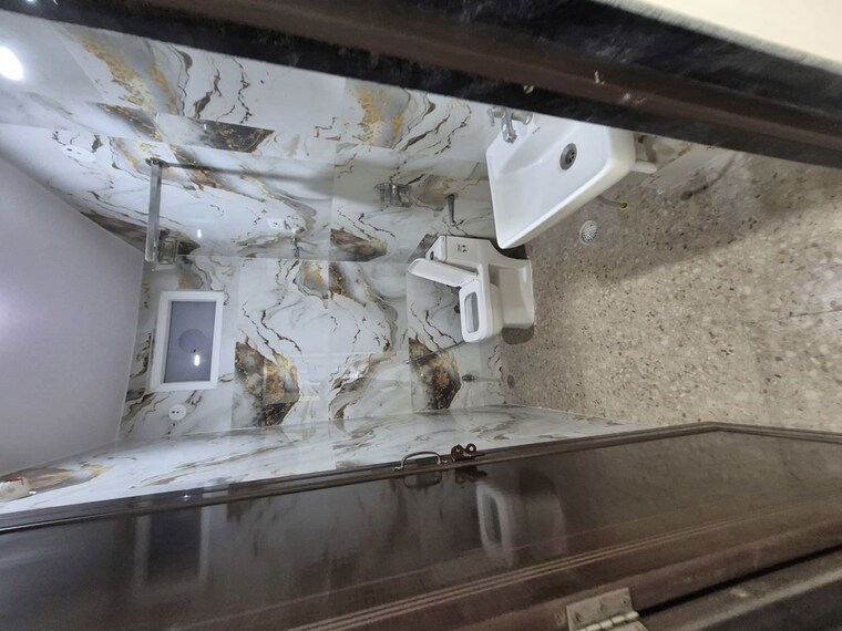 Bathroom, mayur vihar 2.5 Bedroom 700 Sq.Ft. Builder Floor In Mayur Vihar Delhi 10459070