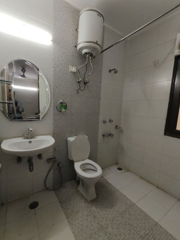 Bathroom, global-foyer 3 Bedroom 300 Sq.Yd. Builder Floor In Sector 43 Gurgaon 10459078