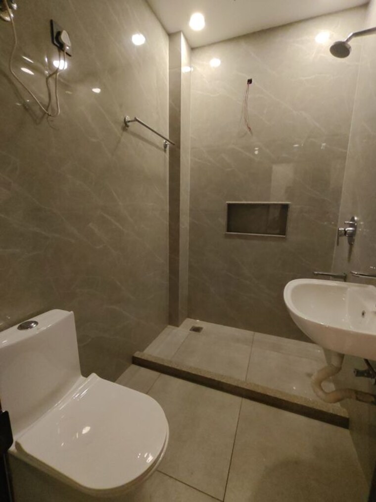 Bathroom, ansal-time-square 3 Bedroom 215 Sq.Yd. Builder Floor In Sector 43 Gurgaon 10459090