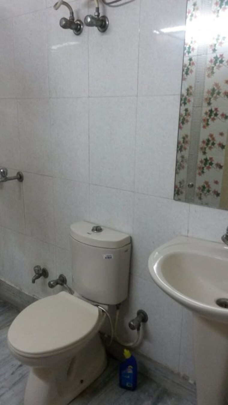 Bathroom, ats-green-village 3 Bedroom 1500 Sq.Ft. Builder Floor In Sector 93a Noida 10459131