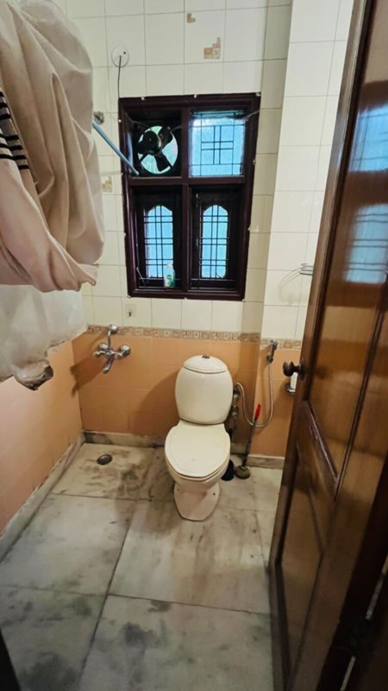Bathroom, kalkaji 3 Bedroom 200 Sq.Yd. Builder Floor In Kalkaji Delhi 10459137