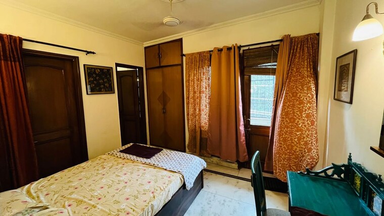 Bedroom, kalkaji 3 Bedroom 200 Sq.Yd. Builder Floor In Kalkaji Delhi 10459137