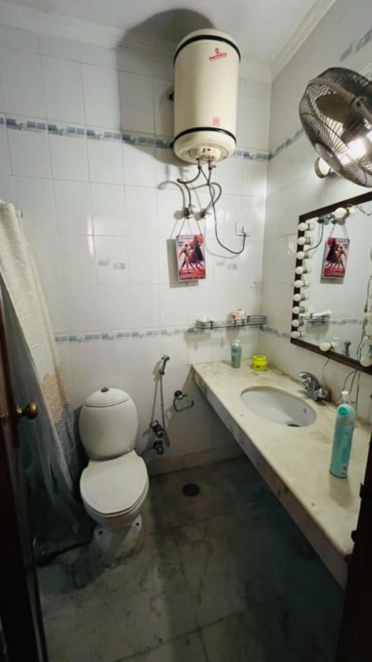 Bathroom, kalkaji 3 Bedroom 200 Sq.Yd. Builder Floor In Kalkaji Delhi 10459137