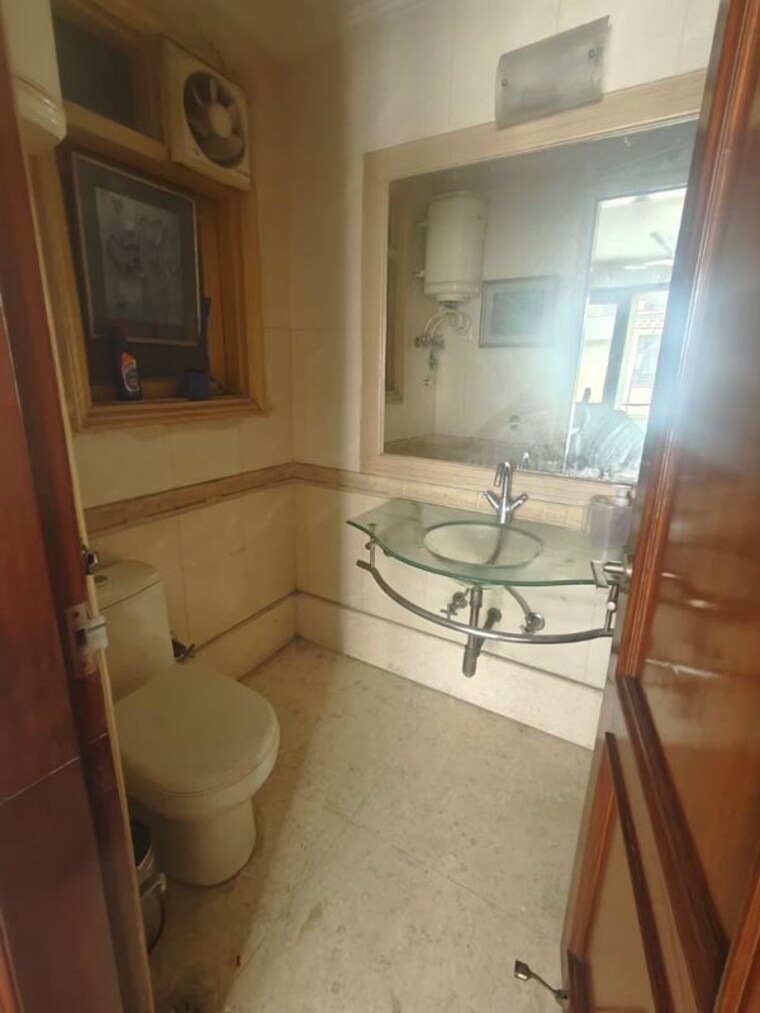 Bathroom, greater kailash part 3 3 Bedroom 1800 Sq.Ft. Builder Floor In Greater Kailash Part 3 Delhi 10459147