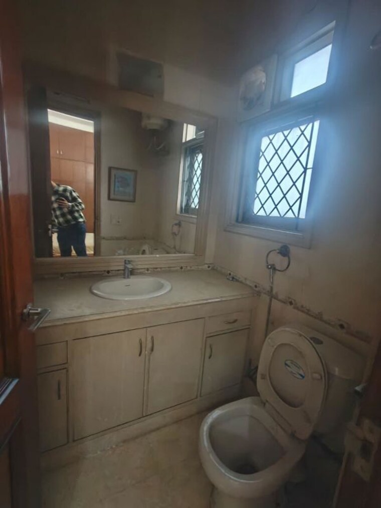 Bathroom, greater kailash part 3 3 Bedroom 1800 Sq.Ft. Builder Floor In Greater Kailash Part 3 Delhi 10459147