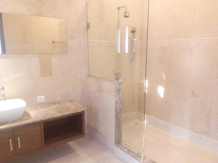 Bathroom, panchsheel park 5 Bedroom 7210 Sq.Ft. Builder Floor In Panchsheel Park Delhi 10459136