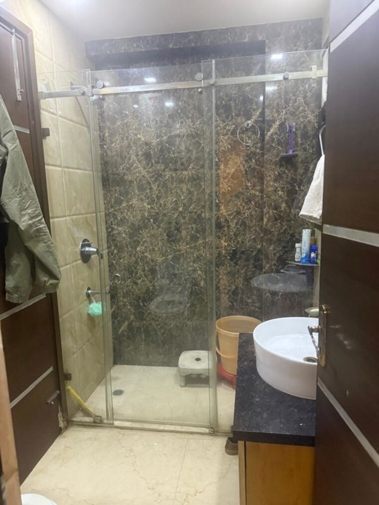 Bathroom, greater kailash i 3 Bedroom 1800 Sq.Ft. Builder Floor In Greater Kailash I Delhi 10459166