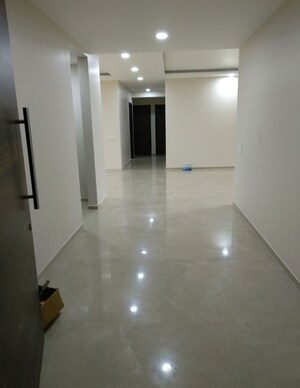 Room in 4 BHK Apartment at Dynamix Woodlands Apartment, Malad East – for Rent