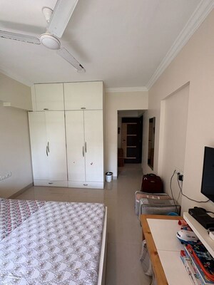 Team Area in 3 BHK Apartment at Bandra West – for Rent