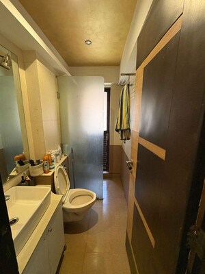 Team Area in 3 BHK Apartment at Bandra West – for Rent