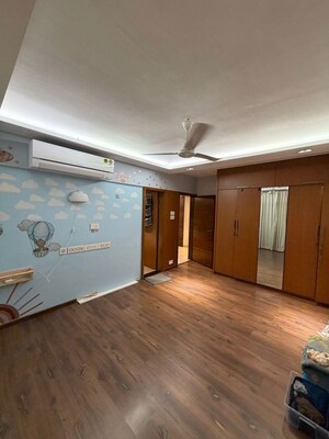Room in 3 BHK Apartment at Pali Hill – for Rent
