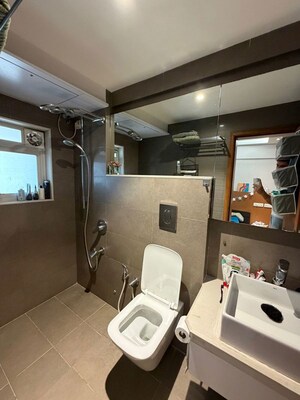Team Area in 3 BHK Apartment at Pali Hill – for Rent