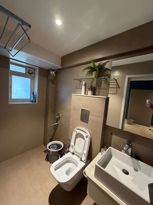Team Area in 3 BHK Apartment at Pali Hill – for Rent