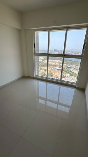 Room in 2 BHK Apartment at Lodha Amara, Kolshet Road – for Rent