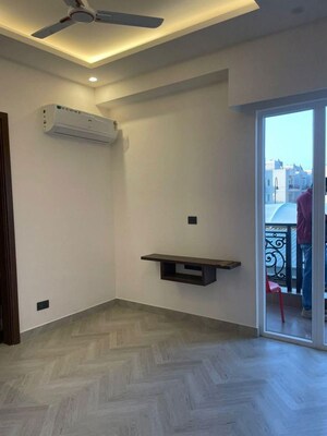 Room in 3.5 BHK Apartment at Dlf Cyber City, Sector 24 – for Rent