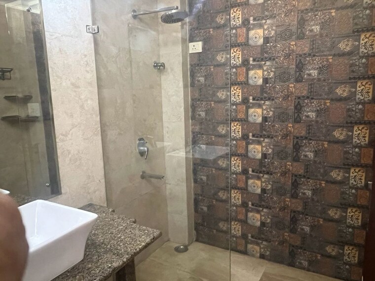 Bathroom, lajpat nagar ii 1 Bedroom 100 Sq.Yd. Builder Floor In Lajpat Nagar ii Delhi 10459253
