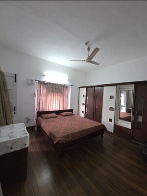 Bedroom in 3 BHK Builder Floor at Sector 16 – for Rent